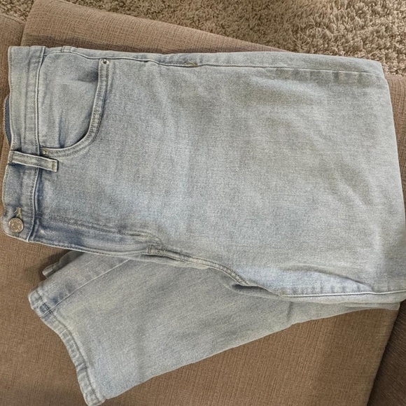 DKNY Broome high-rise straight-leg jeans. Light wash. Size 32. NWOT. - Picture 6 of 8